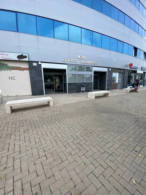 Otra vista cercana de la entrada al Edificio Vilamar en Torneo Parque Empresarial, Sevilla