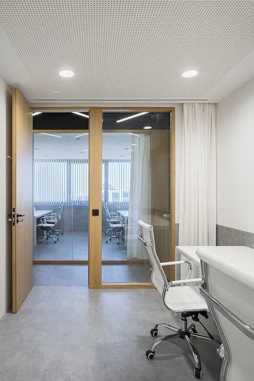 Oficina para 2 puestos de trabajo con pared de cristal y cortina en BySpaces Coworking, Sevilla