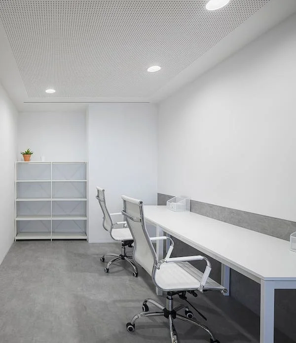 Interior de Oficina Moderna de 2 Puestos de Trabajo en BySpaces Coworking, Sevilla