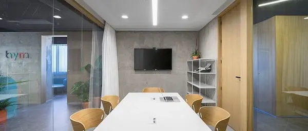 Sala de reuniones en BySpaces Coworking con pantalla, Sevilla