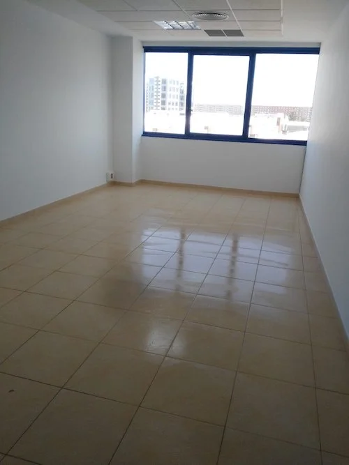 Ventanal con Luz Natural en la Oficina del Edificio Vilamar, Sevilla