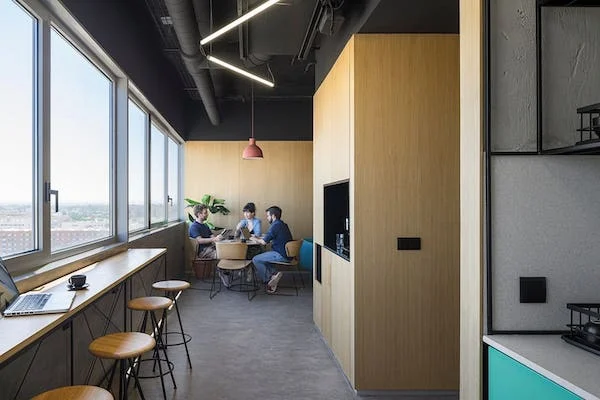 Zona de Descanso con Personas Trabajando y Disfrutando de Café en BySpaces Coworking, Sevilla