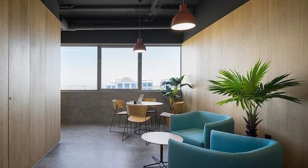 Zona de Descanso con Ventanal y Vistas de Sevilla - BySpaces Coworking, Sevilla